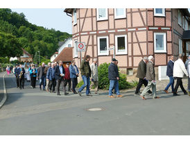 Bittprozession um den Kleinen Berg an Pfingstmontag (© Karl-Franz Thiede)